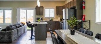 Modern Spacious Home Near Niagara Falls | Free Parking + Fast WiFi