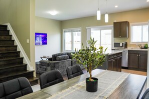 Interior - Modern Spacious Home Near Niagara Falls | Free Parking + Fast WiFi (thorold)