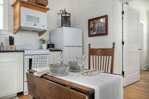 Private kitchen - Row Home - Standard Cabin H (Dripping Springs)