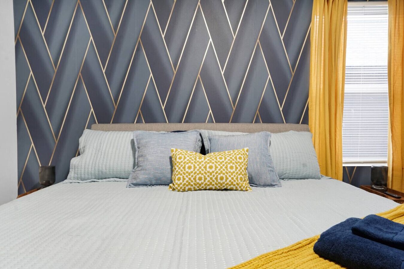 Desk, iron/ironing board, WiFi, bed sheets