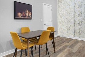 Dining - Luxe Downtown Townhome-Sleeps 6 Brand New Build! (Indianapolis)