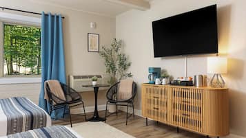Deluxe Suite | Desk, WiFi (free)