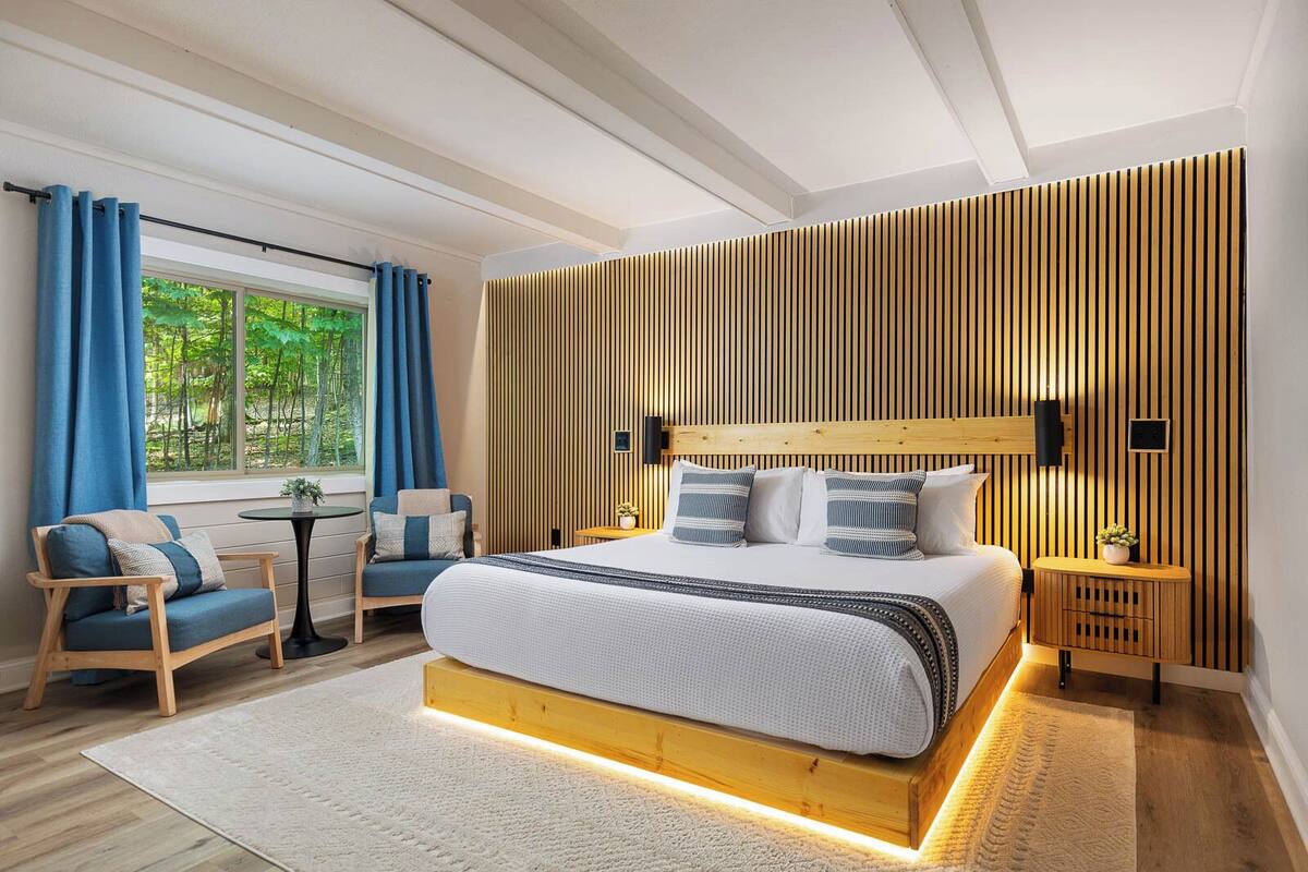 Deluxe Room | Desk, free WiFi