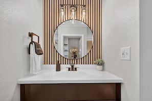 Ducha y bañera combinadas, secador de pelo, toallas y jabón