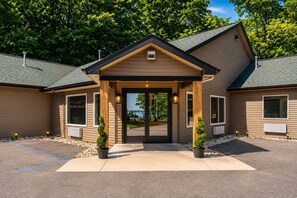 Interior entrance - The Sandbar Lodge at Torch Lake (Rapid City)