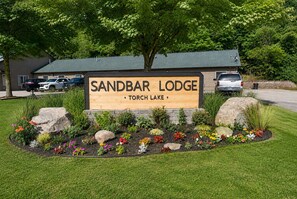Property entrance - The Sandbar Lodge at Torch Lake (Rapid City)