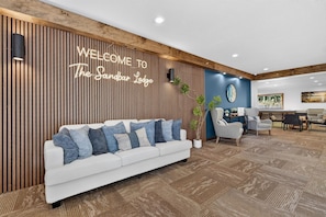 Lobby sitting area - The Sandbar Lodge at Torch Lake (Rapid City)