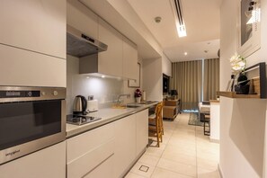 Refrigerador, microondas, parrilla de estufa y cafetera y tetera 