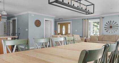 Avon Farmhouse-Sleeps 14 Game Room, Hot Tub, Pond!