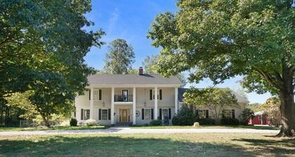 Avon Farmhouse-Sleeps 14 Game Room, Hot Tub, Pond!