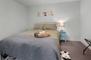Desk, iron/ironing board, WiFi, bed sheets