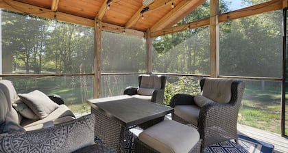 Avon Farmhouse-Sleeps 14 Game Room, Hot Tub, Pond!