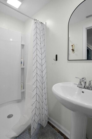 Hair dryer, towels - Cute Cottage-New Remodel! (Franklin)