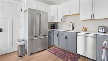 Fridge, microwave, oven, coffee/tea maker