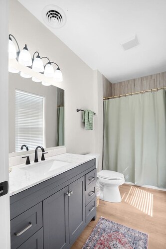 Chic Downtown Franklin Condo-Sleeps 6!