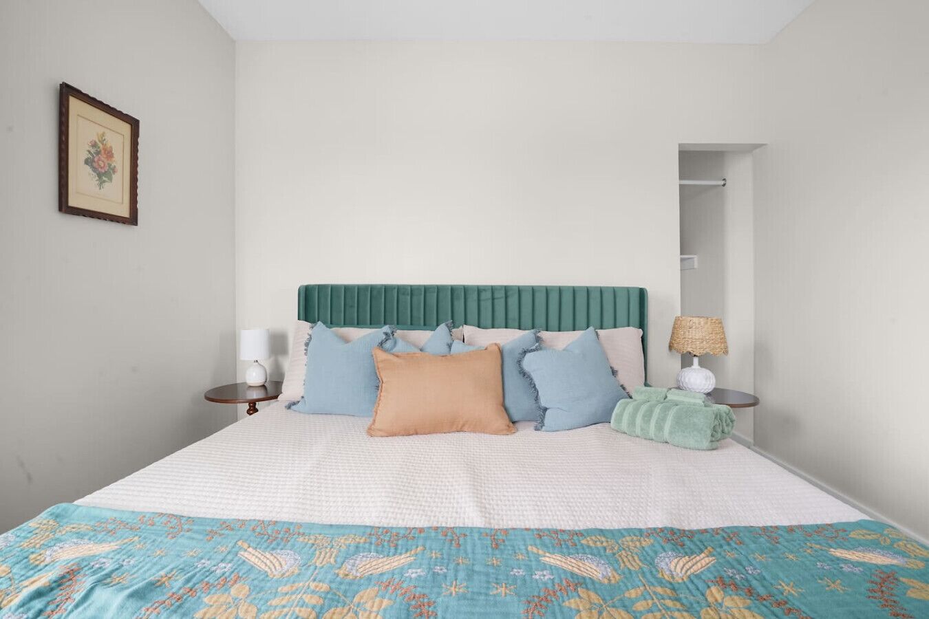 2 bedrooms, desk, WiFi, bed sheets