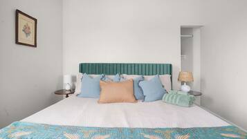 2 bedrooms, desk, WiFi, bed sheets