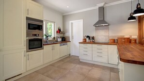 Private kitchen - Beautiful villa near Meia Praia, Lagos with solar heated pool & lots of space (Lagos)
