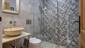 Shower, hair dryer, towels, toilet paper - Beautiful villa near Meia Praia, Lagos with solar heated pool & lots of space (Lagos)