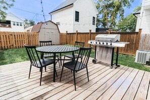 Outdoor dining - Cute Fountain Square Cottage-sleeps 4 (Indianapolis)
