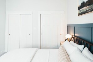 Iron/ironing board, travel cot, WiFi, bed sheets - Cute Fountain Square Cottage-sleeps 4 (Indianapolis)