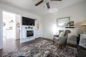 TV, fireplace - Downtown Indianapolis Gem-sleeps 14! (Indianapolis)