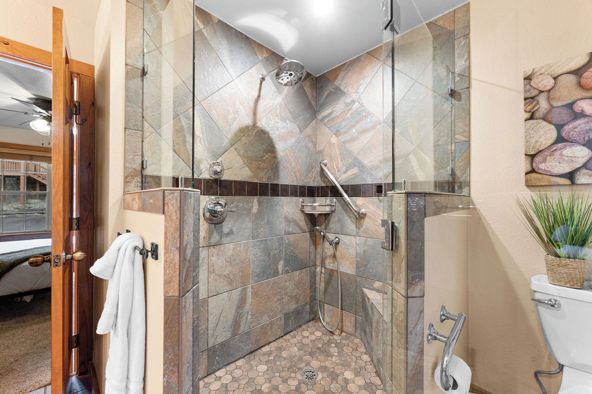 Douche, baignoire à jets, sèche-cheveux, serviettes fournies
