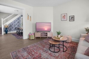 TV - Townhome Sleeps 8, Pet Friendly! (Indianapolis)