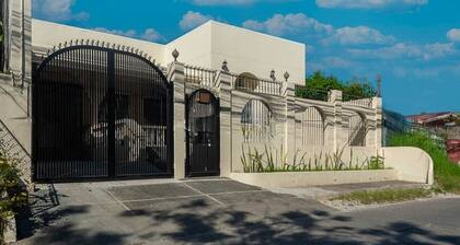 Executive Hilltop Cebu Retreat - 6Bed 2Bath w/Private Assistant
