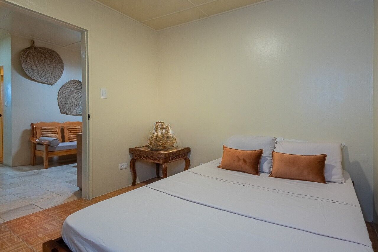 6 bedrooms, iron/ironing board, free WiFi, bed sheets