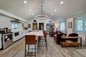 Fridge, microwave, oven, stovetop - Camp Collins-French Lick Gem! (French Lick)