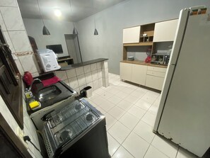 Fridge, microwave, oven, stovetop - Beach house / Suarão - Itanhaém, 7 minutes walk from the beach. (Itanhaém)