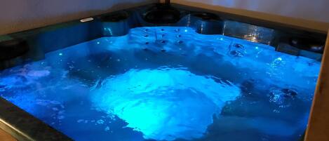 Indoor spa tub