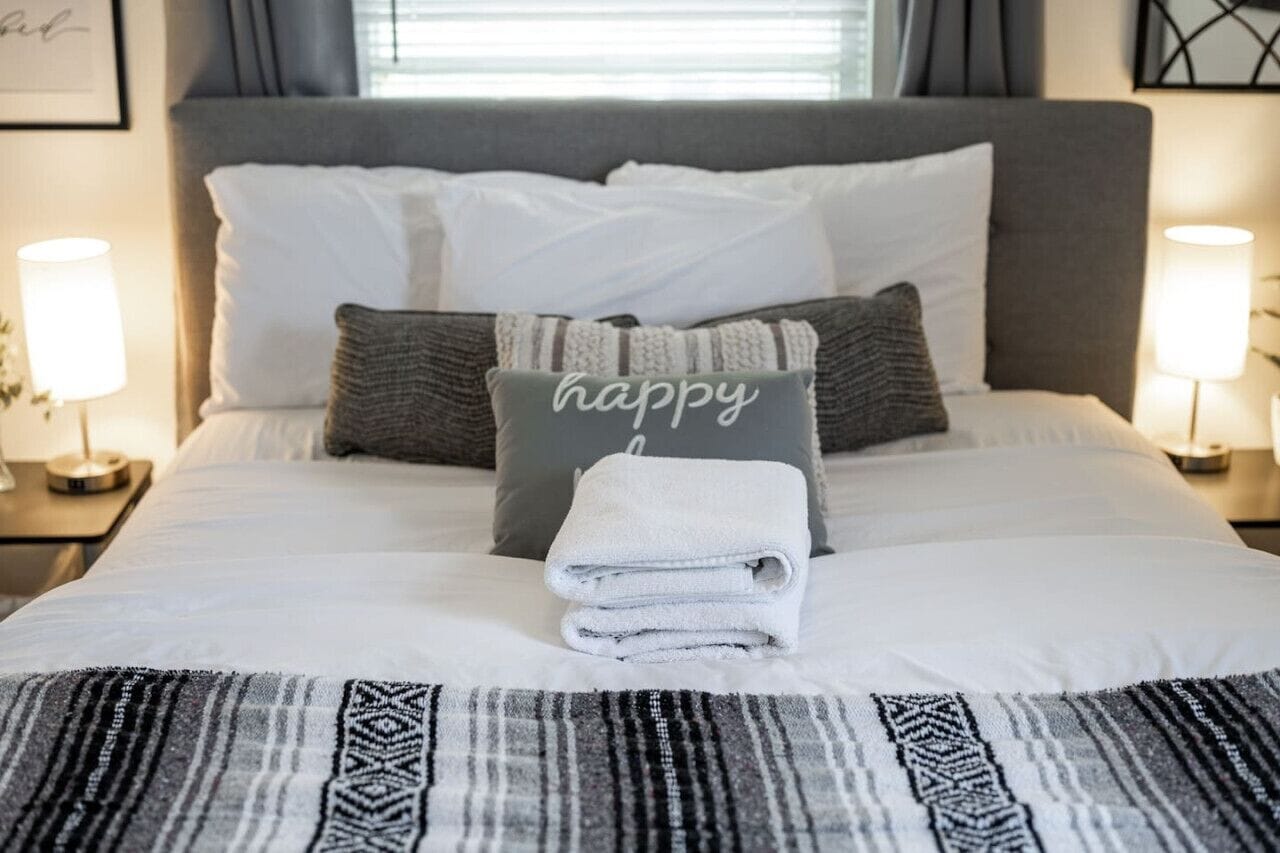 Desk, iron/ironing board, WiFi, bed sheets