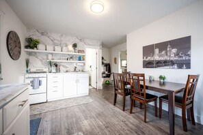 Fridge, microwave, oven, coffee/tea maker - Entire unit-Close to Lucas Oil! (Indianapolis)
