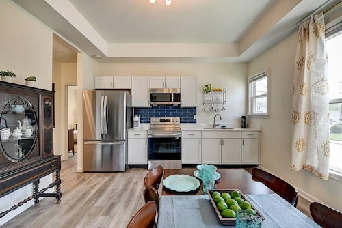 Cute-Downtown Getaway!