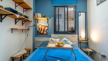 1 dormitorio, tabla de planchar con plancha, wifi y ropa de cama