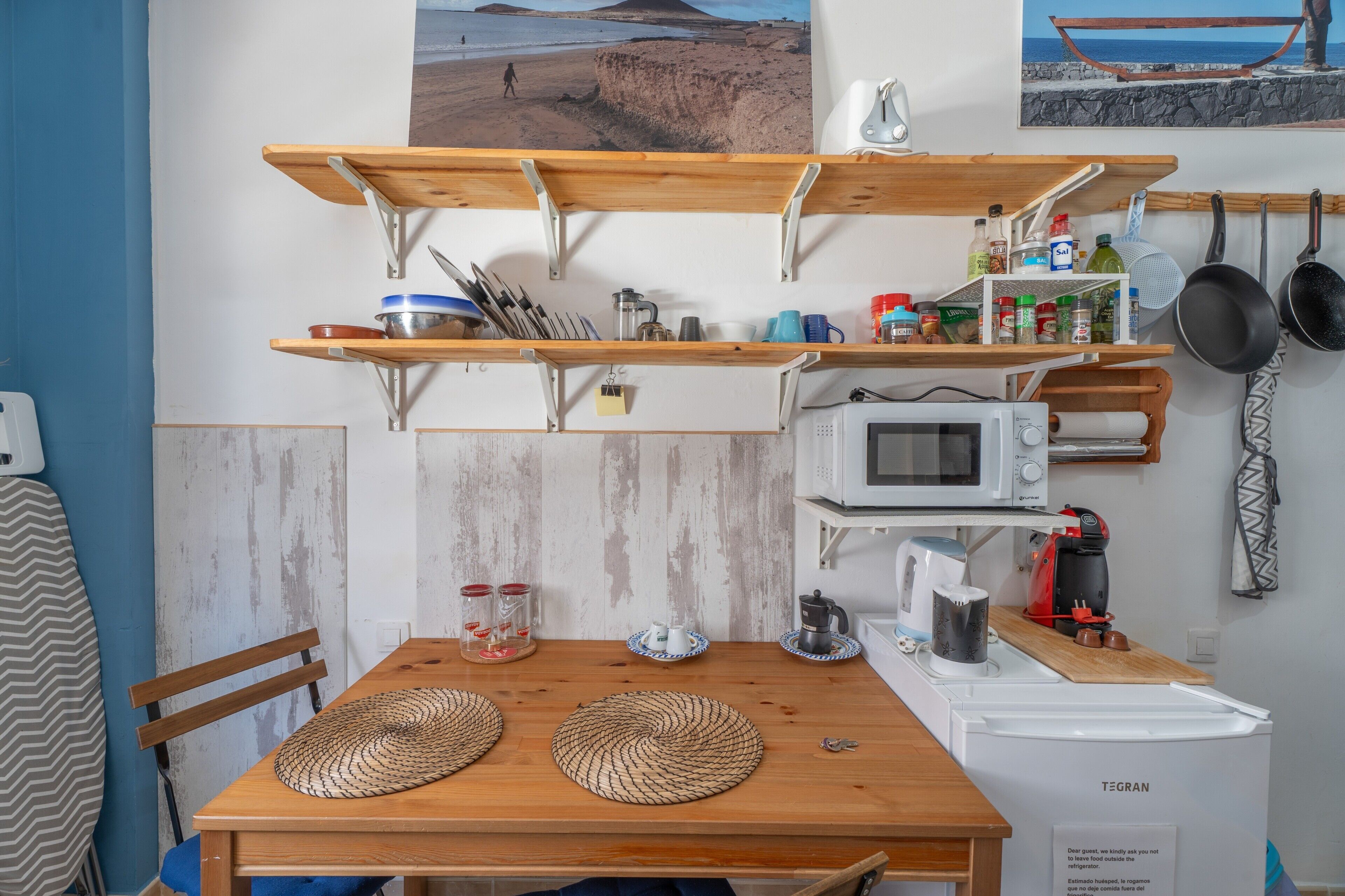 Frigorífico, microondas, placa de cocina y cafetera o tetera