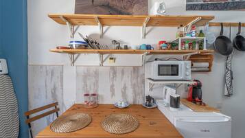 Frigorífico, microondas, placa de cocina y cafetera o tetera