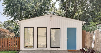 Walkable to Mass Ave and more! Sleeps 2