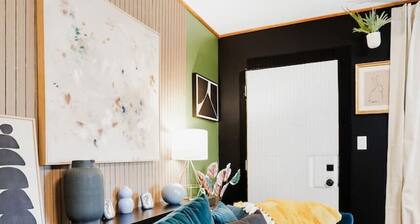 Walkable to Mass Ave and more! Sleeps 2
