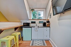 Jääkaappi, mikroaaltouuni, kahvin-/teenkeitin