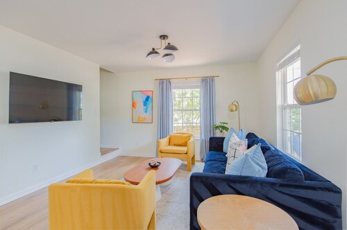 4BR, Office, Coffee Bar, Steps to Uptown, Fast Wifi, Deck