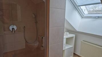 Dusche, Haartrockner, Handtücher
