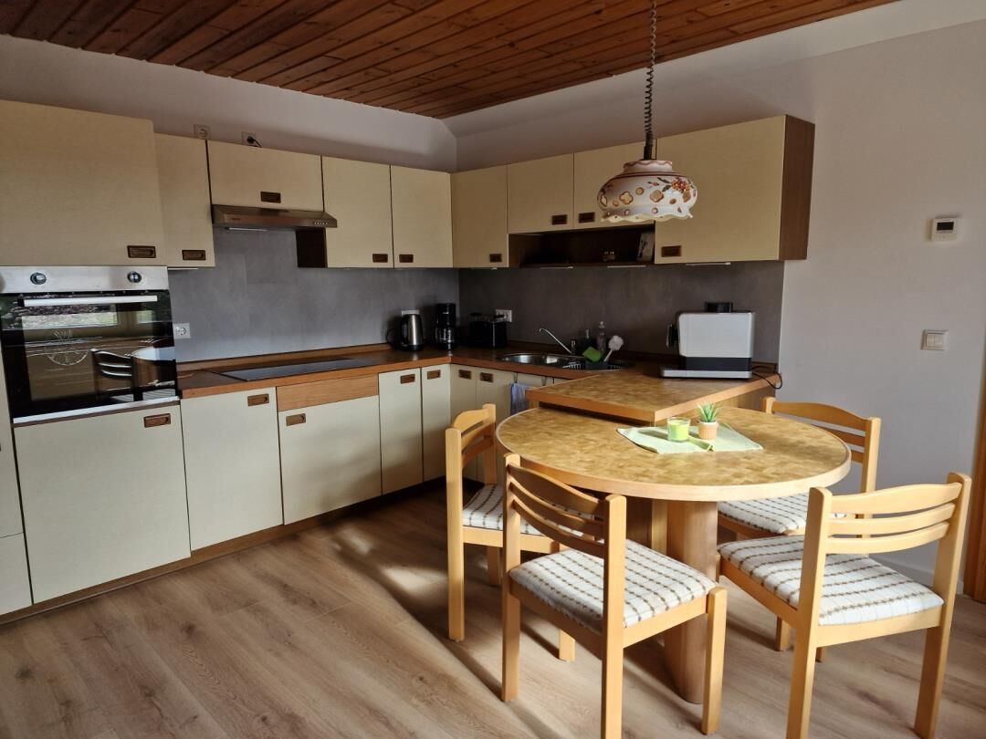 Kühlschrank, Ofen, Herdplatte, Wasserkocher mit Kaffee-/Teezubehör
