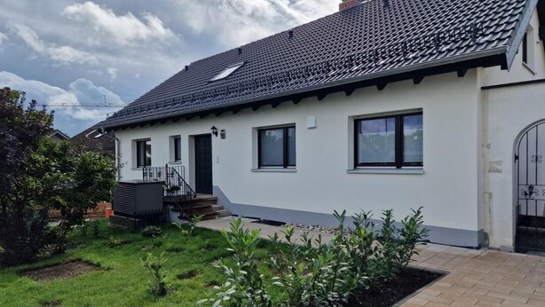 A single-story house with a tiled roof, a front door, and a small porch. - NEW! Vacation apartment Zapfe Schnabelwaid (Schnabelwaid)