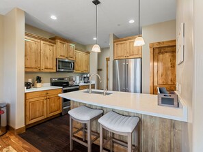 Fridge, microwave, oven, stovetop - Luxury Townhome 4BR - Near Skiing & Hiking! (Hideout)