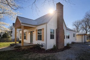 Exterior - The Bobi in Hopkinsville! A charming 2br cottage! (Hopkinsville)