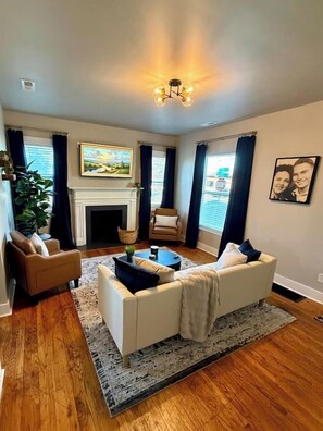 Living area - The Bobi in Hopkinsville! A charming 2br cottage! (Hopkinsville)