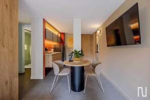 Apartamento, 2 camas de casal, varanda, vista para a cidade (Gardens A204) | Opções para refeição